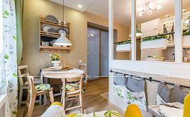 Кухня с видом на веранду — ремонт с жидкими обоями Silk Plaster